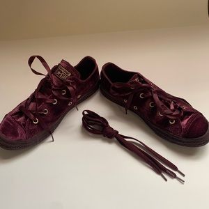 converse burgundy velvet lows